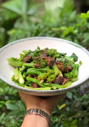 Hình của món Bông Cải Xanh Xào Mề Gà.
