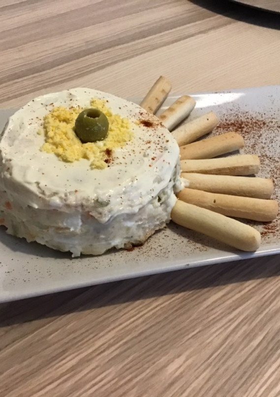 Una foto de Ensaladilla rusa 🍽😊