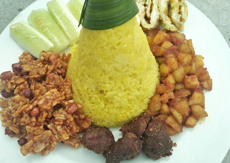 Tumpeng mini nasi kuning (rice cooker)