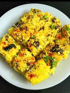 ખમણ ઢોકળાં (Khaman Dhokla Recipe In Gujarati) રેસીપી મુખ્ય ફોટો