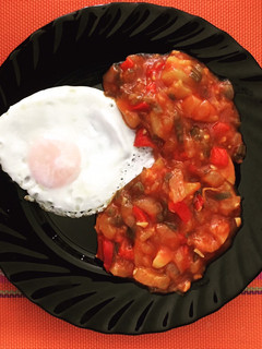 Una foto de Pisto de verduras con huevo a la plancha