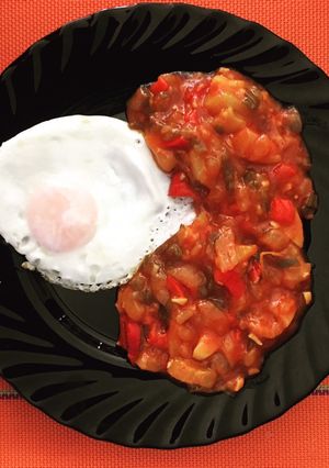 Una foto de Pisto de verduras con huevo a la plancha