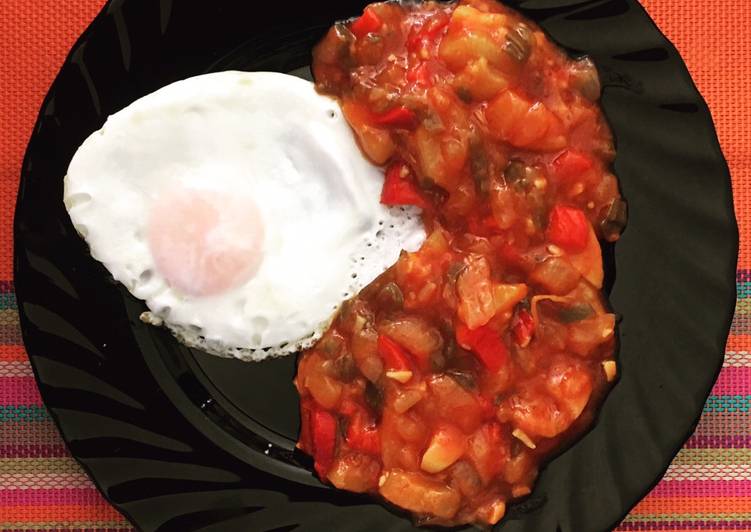 Pisto de verduras con huevo a la plancha