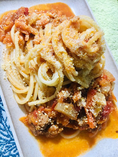 Una foto de 🍝SPAGHETTI🍝 CON SALSA LIVIANA DE TOMATE 🍅🍝🧅🫑🍅🥕🥩🍝