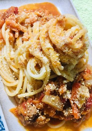 Una foto de 🍝SPAGHETTI🍝 CON SALSA LIVIANA DE TOMATE 🍅🍝🧅🫑🍅🥕🥩🍝