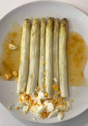 Una foto de Oro blanco de Navarra al horno con mermelada de albaricoque y huevo duro