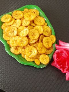 केळा वेफर्स (kela waffers recipe in marathi) रेसिपी चे मुख्य फोटो