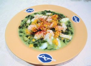 Una foto de Espinaca fresca con calabacín en crema y huevo duro 🥚