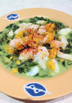 Una foto de Espinaca fresca con calabacín en crema y huevo duro 🥚