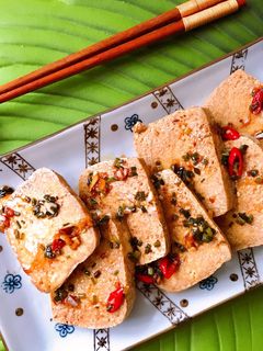 Hình của món 🌱 Đậu Hủ Chiên Sốt Tương Dầu Hành Chay (Vegan).