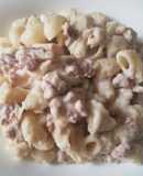 Tiburones de pasta con carne a la bechamel