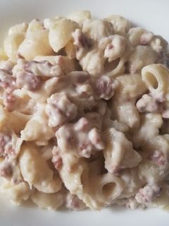 Una foto de Tiburones de pasta con carne a la bechamel