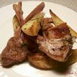 Chuletillas de cordero, a la plancha con patatas al ahorno