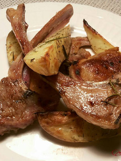 Una foto de Chuletillas de cordero, a la plancha con patatas al ahorno