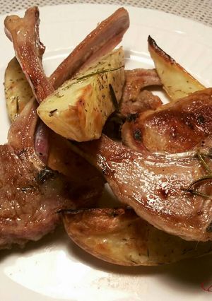 Foto principal de Chuletillas de cordero, a la plancha con patatas al ahorno