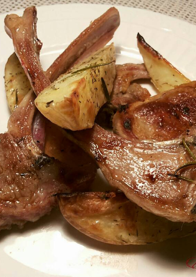 Una foto de Chuletillas de cordero, a la plancha con patatas al ahorno