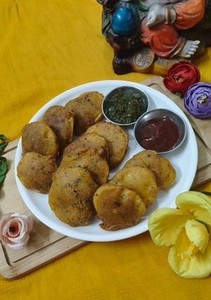 बेसन आलू पकौड़ा रेसिपी मुख्य फोटो