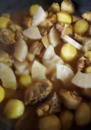 Une photo de Volaille et pommes de terre au curry et ananas