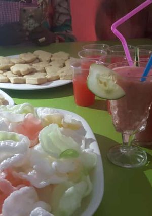 A picture of Plain cookies and watermelon juice.