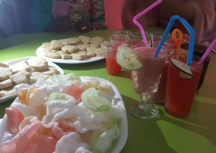 Plain cookies and watermelon juice