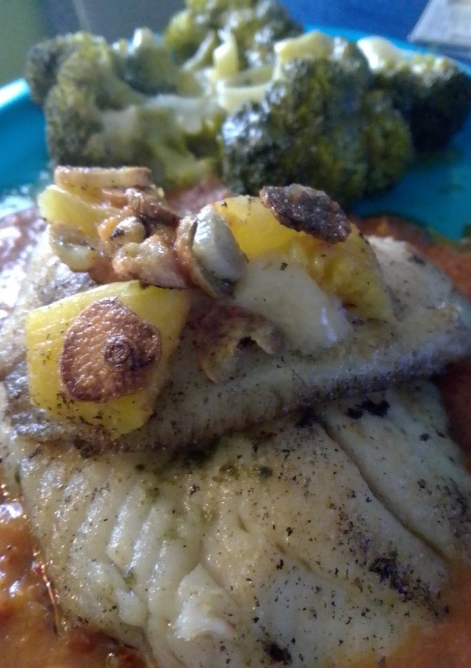 Una foto de Filete de Cazón en salsa de piña con brócoli gratinado