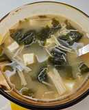 金針菇海帶豆腐味噌湯