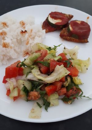 Zdjęcie przepisu Piersi duszone pod cukinią i passata pomidorową z ryżem i sałata.