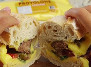 Foto de Sanduíche Vegano de Almondegas e Provolone Cremoso NatuCheese