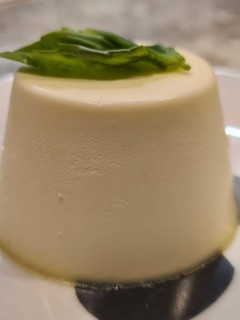 Una foto de Panna Cotta de albahaca