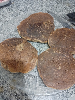Una foto de Pancakes saludables veganos de harina integral y manzana