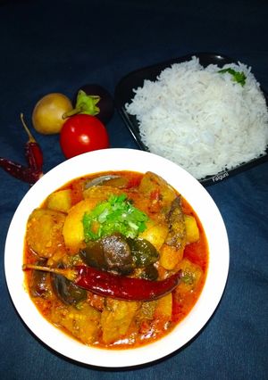 રીંગણ બટાકાંનું વરા વાળુ શાક (Brinjal potato sabji Recipe In Gujarati) રેસીપી મુખ્ય ફોટો