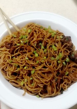 صورة لوصفة نودلز صينيه بسيطه ولذيذه🍝