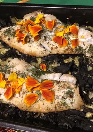 Une photo de Filets de dorade aux trompettes de la mort et courgettes
