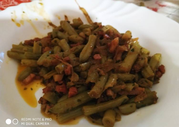 Judías verdes rehogadas con pimentón, jamón y beicon