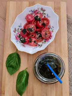 Una foto de Vinagreta de albahaca 🌱 Aliño de albahaca 🌱