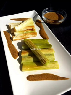 Una foto de Puerros con salsa romesco