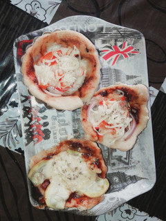 A picture of Wheat flour Zucchini cup pizza.