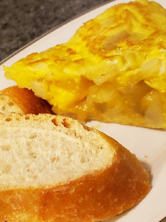 Una foto de Tortilla de patatas con pan