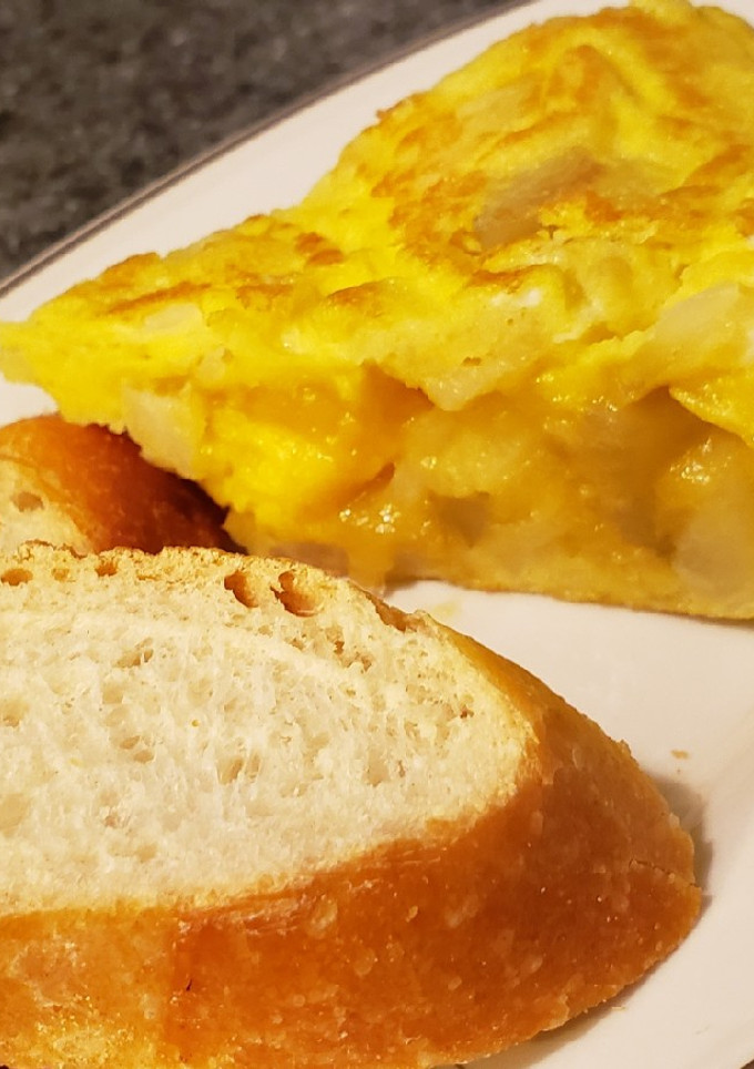 Una foto de Tortilla de patatas con pan