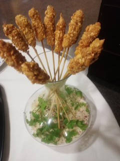 Una foto de Gambas rebozadas con frutos secos y ali oli de manzana