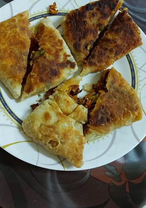 A picture of Mughlai chicken paratha.