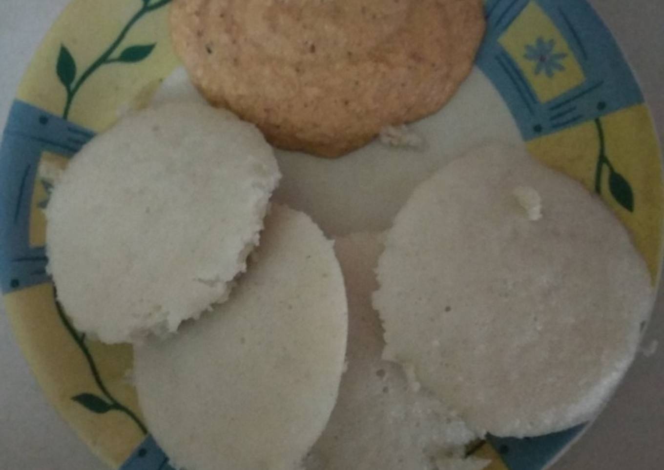 Idli and Red coconut chutney