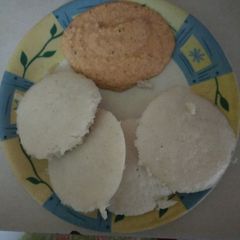 A picture of Idli and Red coconut chutney.