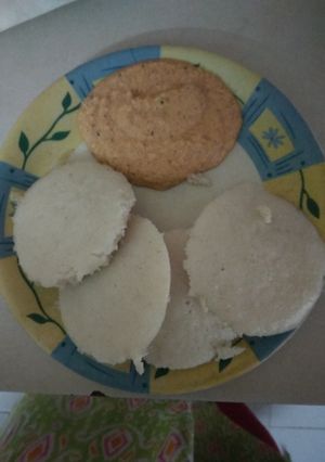 A picture of Idli and Red coconut chutney.