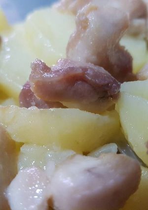 Una foto de Cachos de contramuslo con Patatas panadera para Tupper😋🍽