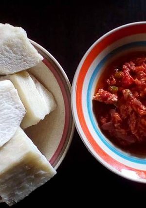 A picture of Boiled yam with fresh tomatoes sauce.