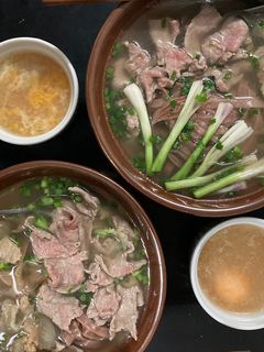 Hình của món Phở gạo lứt bò tái gân.