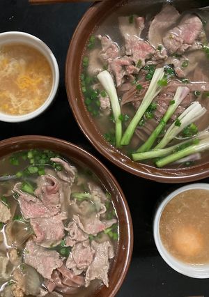 Hình của món Phở gạo lứt bò tái gân.
