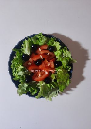 Une photo de Salade tomate laitue olives 🍅🥬🫒