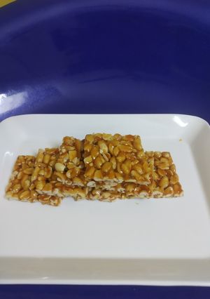 શીંગ ચિક્કી (Shing Chikki Recipe In Gujarati) રેસીપી મુખ્ય ફોટો